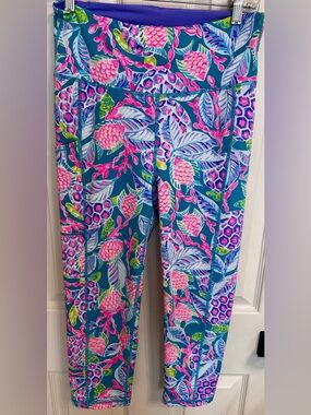 Lilly Pulitzer Luxletic Weekender Hi-Rise Cropped Leggings in Turtle Wave Size M